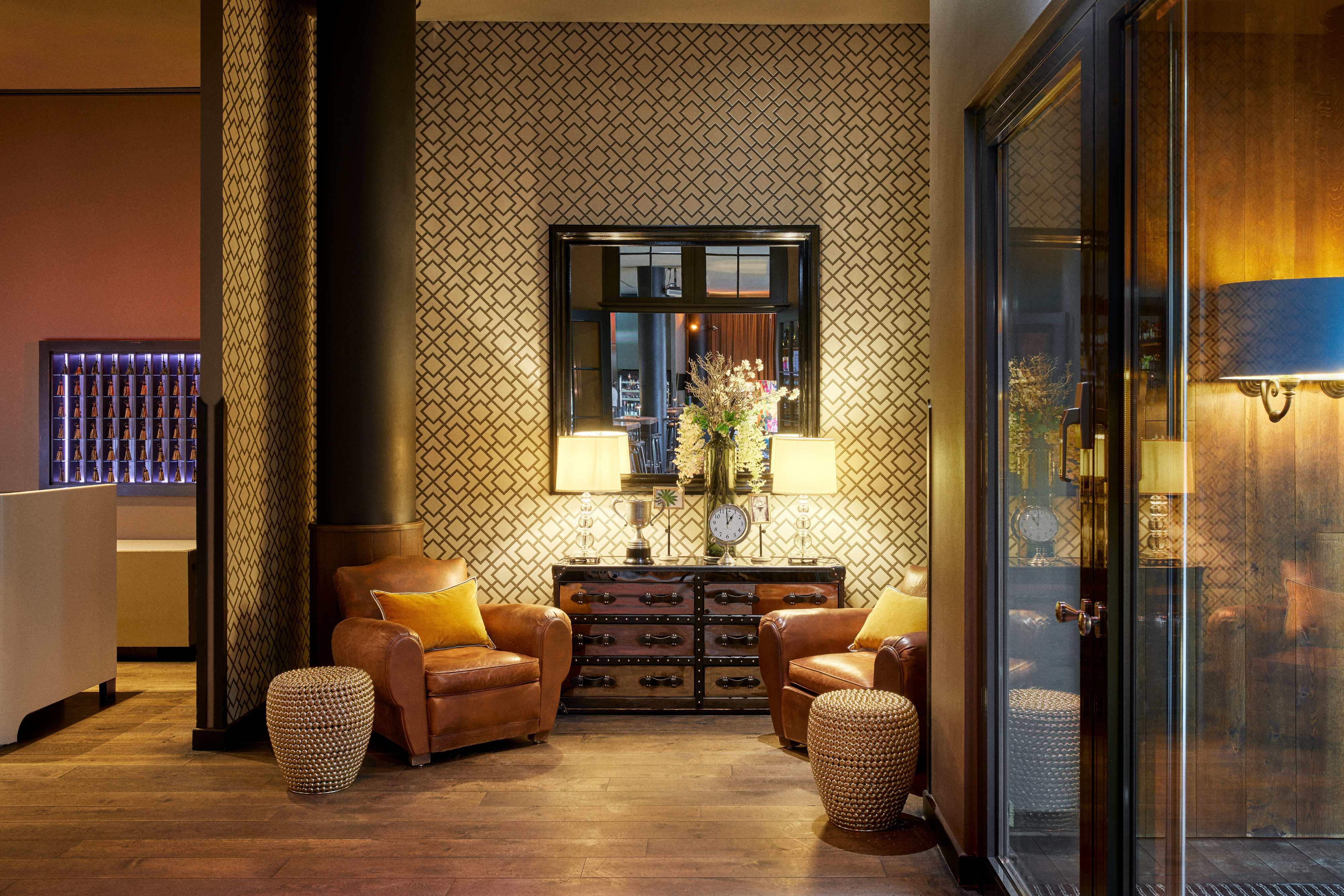 Zwei elegante Ledersessel im stilvollen Eingangsbereich des George Hotels