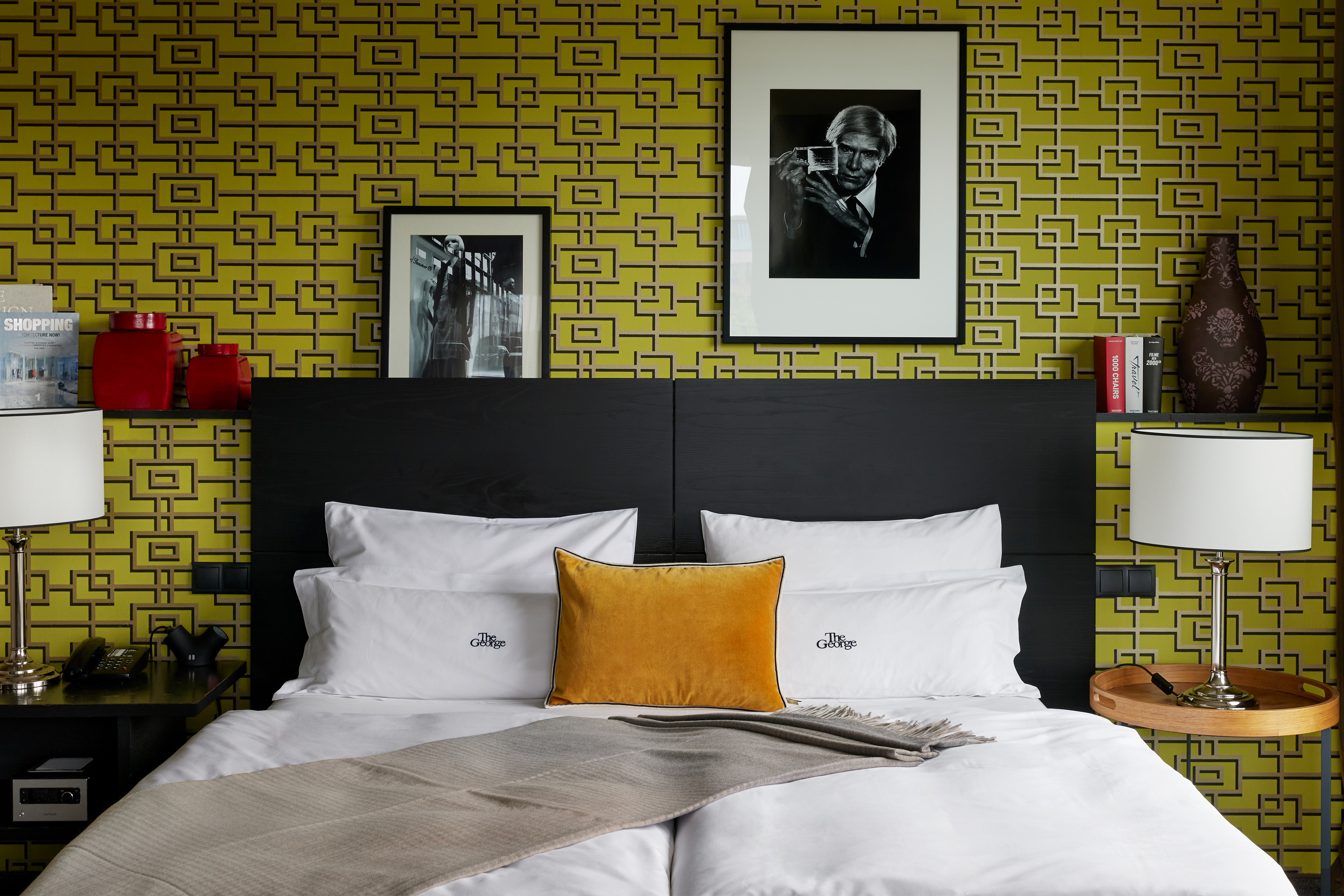 Gemütliches Doppelbett vor gemusterter Tapete in der Junior Suite